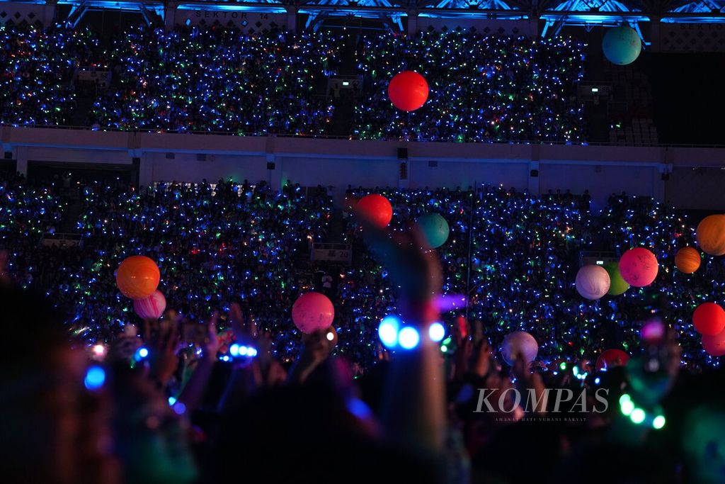 Penonton menikmati konser grup band Coldplay yang menggelar konser bertajuk "Coldplay Music of the Spheres World Tour" di Stadion Utama Gelora Bung Karno, Jakarta, Rabu (15/11/2023). 