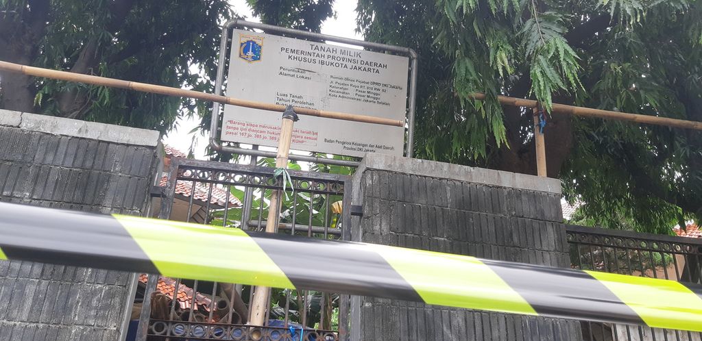 Pita merk kuning membatasi aset tanah dan bangunan milik Pemerintah Provinsi DKI Jakarta di Jalan Pejaten Raya, Pasar Minggu, Jakarta Selatan, Senin (8/11/2021). Area yang dibangun sebagai perumahan pejabat DPRD DKI Jakarta itu sebelumnya dimiliki pihak ketiga.