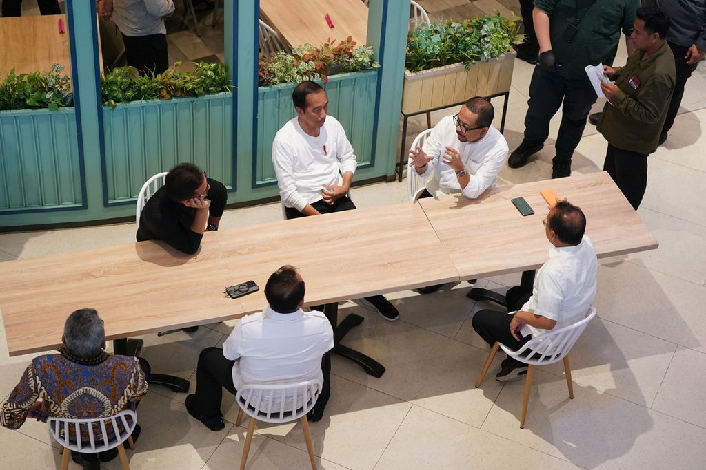 Presiden Jokowi berbincang dengan sejumlah menteri dan pejabat di Mall The Park, Minggu (12/5/2024). Hadir dalam rombongan Direktur Eksekutif Indo Barometer Muhammad Qodari. 