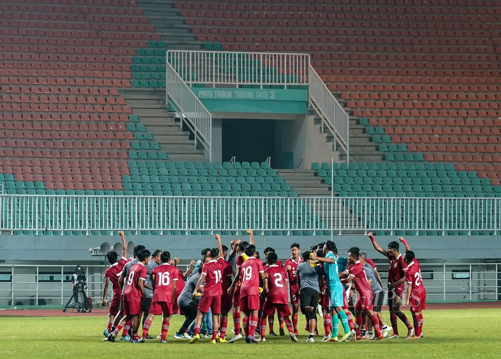 Para pemain dan ofisial tim Indonesia U-17 berkumpul setelah mengalahkan Uni Emirat Arab U-17, 3-2, pada laga Kualifikasi Piala Asia U-17 di Stadion Pakansari, Kabupaten Bogor, Jawa Barat, Rabu (5/10/2022). 