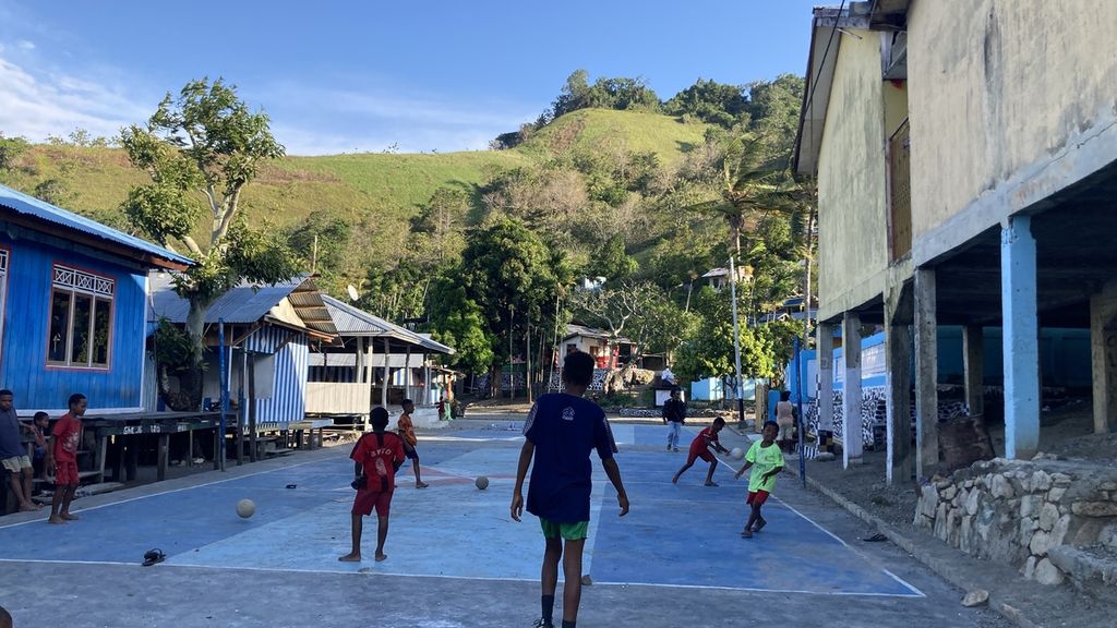 Sejumlah anak bermain bola pada Rabu (30/8/2023) di Kampung Ayapo, Distrik Sentani Timur, Kabupaten Jayapura, Papua. 