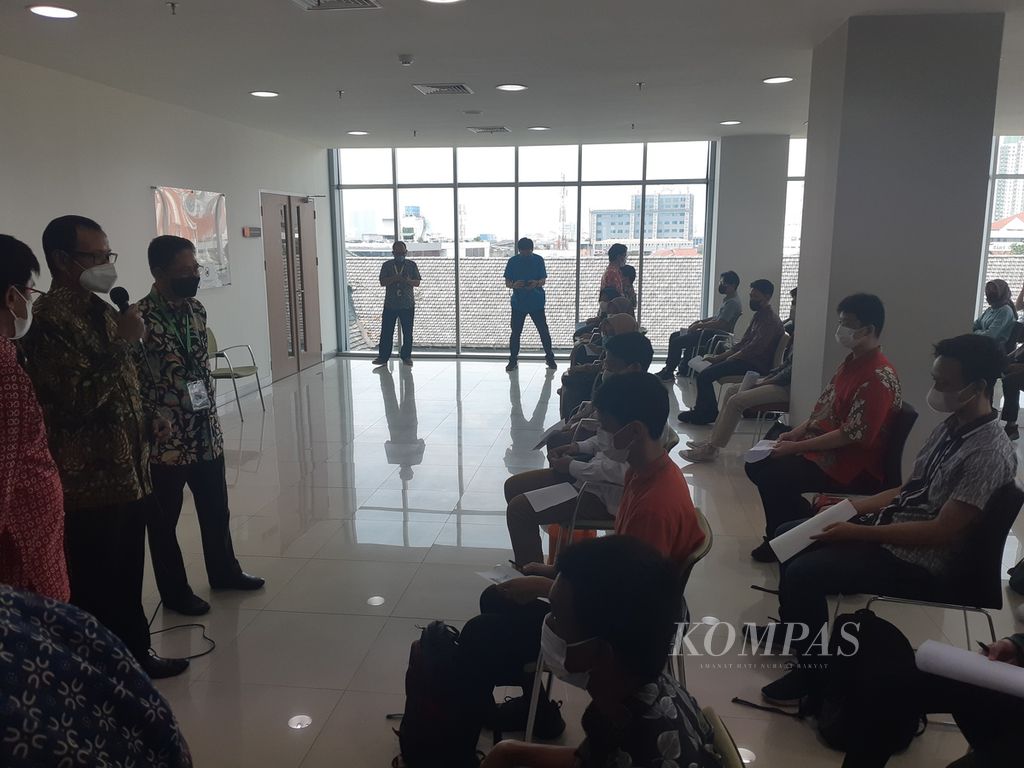 Pelaksana Tugas Direktur Jenderal Pendidikan Tinggi, Riset, dan Teknologi, Kemdikbudristek, Nizam (kedua dari kiri), memantau pelaksanaan UTBK tahun 2022 di kampus UI di Salemba, Jakarta Pusat, Rabu (18/5/2022).
