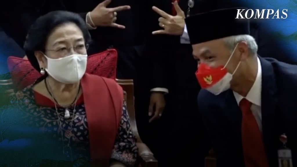 Gubernur Jawa Tengah Ganjar Pranowo duduk bersebelahan dengan Ketua Umum PDI Perjuangan Megawati Soekarnoputri, saat pelantikan Wali Kota Semarang Hevearita Gunaryanti Rahayu di Semarang (30/1/2023).