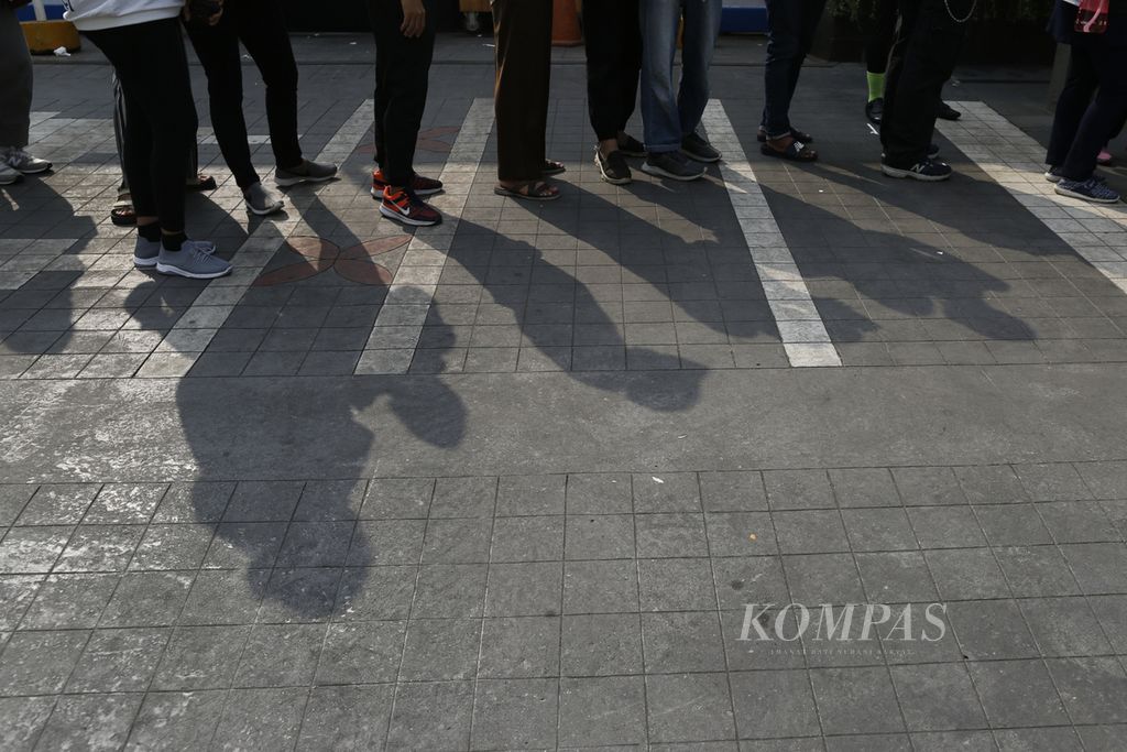 Warga mengantre untuk mendapatkan suntikan vaksinasi Covid-19 di kawasan Bundaran HI, Jakarta, saat pelaksanaan hari bebas kendaraan bermotor (HBKB), Minggu (31/7/2022). 