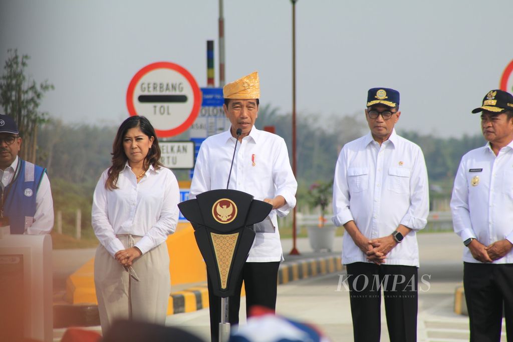 Presiden Joko Widodo meresmikan ruas tol Tebing Tinggi-Indrapura-Lima Puluh sepanjang 43,6 kilometer yang membentang dari Kota Tebing Tinggi hingga Kabupaten Batu Bara, di Gerbang Tol Lima Puluh, Batu Bara, Sumatera Utara, Rabu (7/2/2024).
