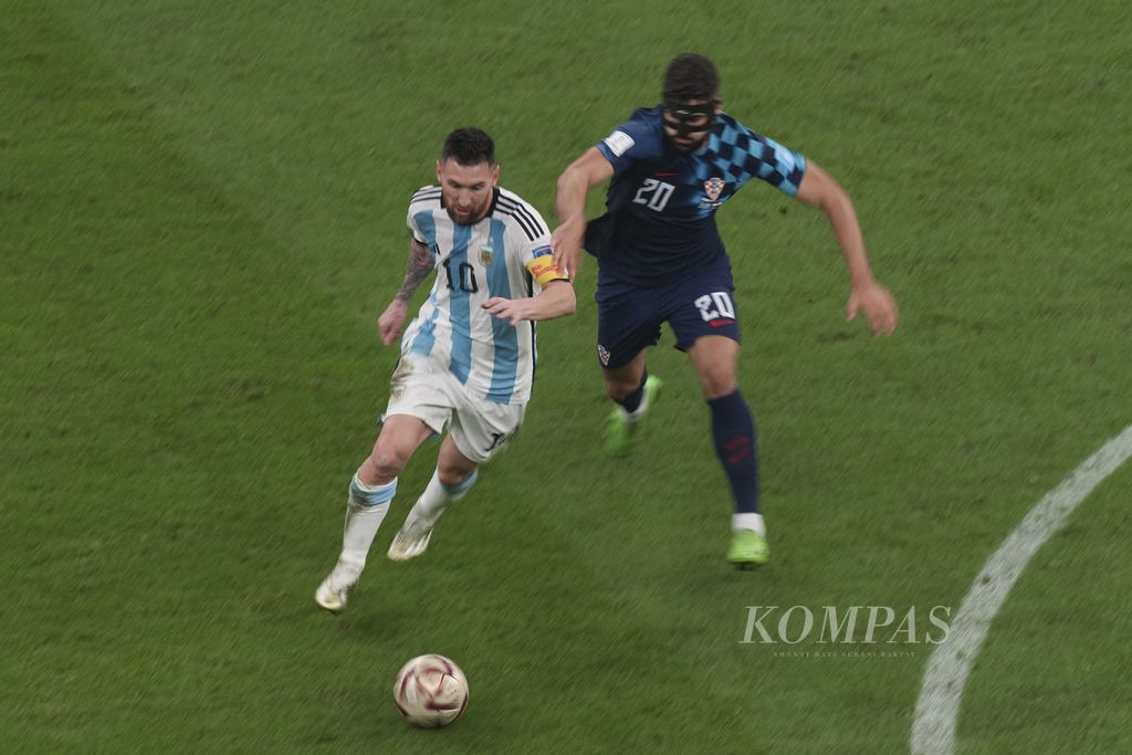 Pemain Argentina Lionel Messi berebut bola dengan pemain Kroasia Josko Gvardiol di babak semifinal Piala Dunia 2022 di Stadion Lusail, Qatar, Rabu (14/12/2022) dini hari WIB. Argentina melaju ke final Piala Dunia 2022 setelah mengalahkan Kroasia 3-0. 