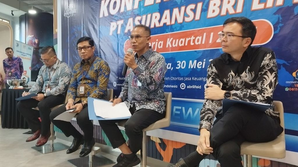 Direktur Utama BRI Life Iwan Pasila (kedua dari kiri) memberikan pemaparan mengenai kinerja PT Asuransi BRI Life pada tahun 2022 dan triwulan I-2023, di Jakarta, Selasa (30/5/2023).