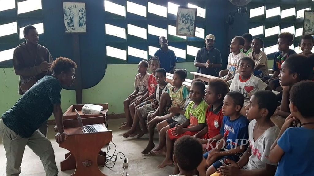 Pelaksanaan kegiatan pelatihan literasi oleh komunitas Literacy for Everyone bagi anak-anak di Kampung Koya Koso, Kota Jayapura, Papua, Sabtu (22/10/2022).