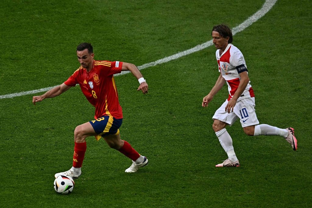 Gelandang Spanyol Fabian Ruiz dijaga ketat oleh gelandang Kroasia Luka Modric dalam pertandingan pertama Grup B Piala Eropa 2024 antara Spanyol dan Kroasia di Stadion Olimpiade Berlin, Sabtu (15/6/2024) malam WIB. 