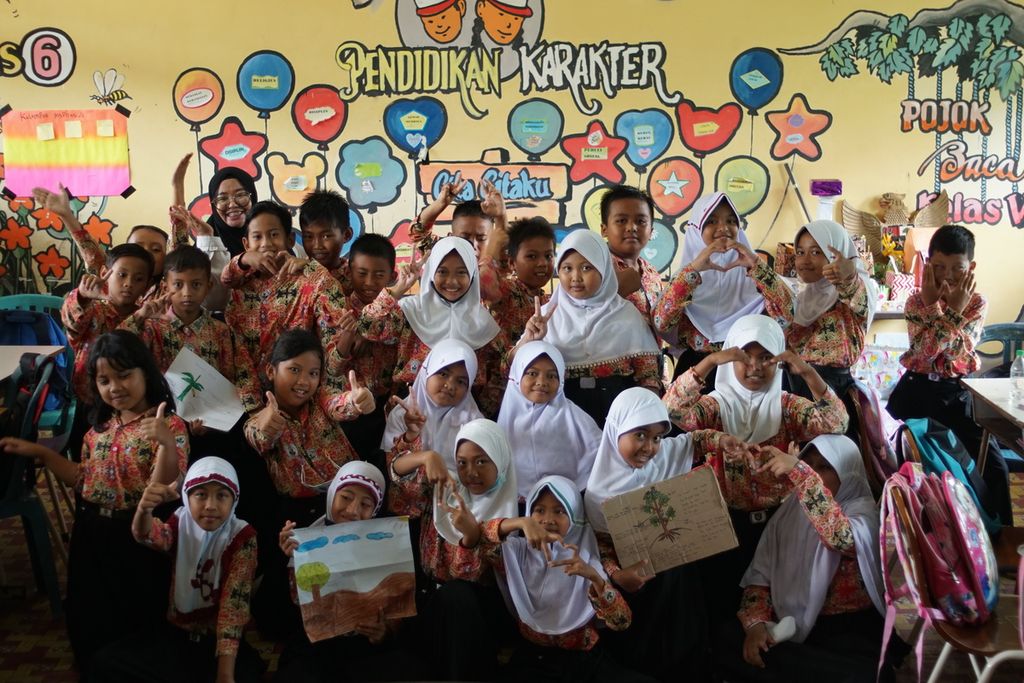 Sarinah berfoto bersama anak didiknya di kelas 4A di SDN 020 Sepaku, Kabupaten Penajam Paser Utara, Kalimantan Timur, Rabu (27/7/2022).