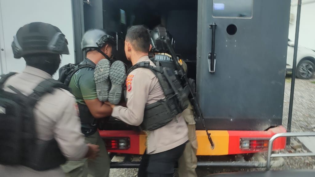 Proses evakuasi salah satu dari tiga korban anggota yang tertembak dalam serangan kelompok kriminal bersenjata di Distrik Deikai, Kabupaten Yahukimo, Papua Pegunungan, Rabu (30/11/2022).