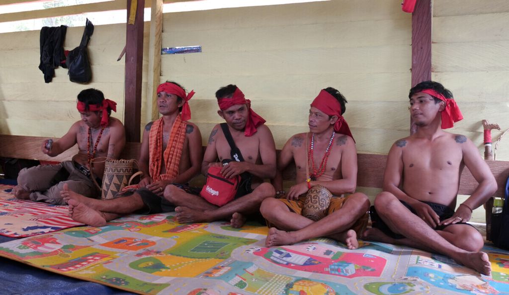 Masyarakat Adat Laman Kinipan melakukan ritual adat saat meresmikan rumah jaga di hutan adat Kinipan, Sabtu (27/3/2021). Kini mereka membangun dua rumah lainnya di batas timur dan barat hutan adat.