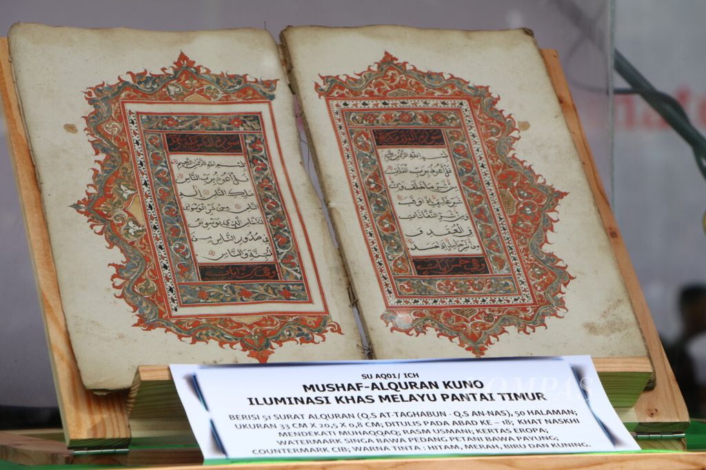 Mushaf atau Al Quran kuno iliminasi khas Melayu pantai timur Sumatera dipamerkan dalam acara Musabaqah Tilawatil Quran (MTQ) Nasional 2018 di Universitas Islam Negeri Sumatera Utara, Medan, Sumut, Kamis (4/10/2018). 