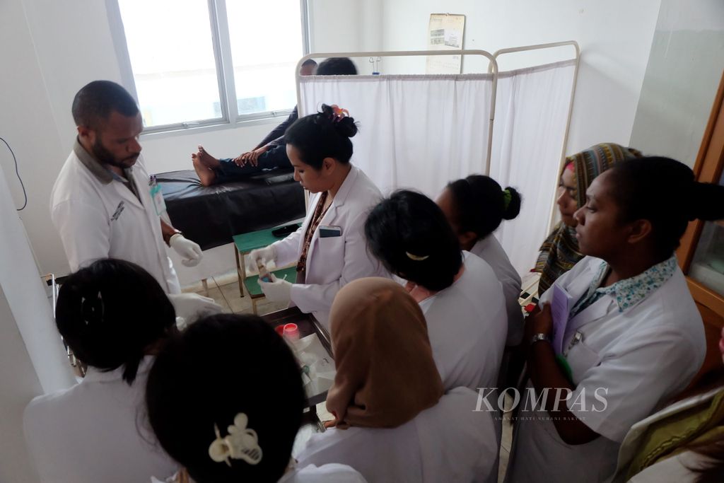 Sebanyak 11 dokter muda atau koas memperhatikan penjelasan dari dokter spesialis kulit dan kelamin Rani Manoe sebelum penanganan terhadap seorang pasien di Poli Kulit dan Kelamin Rumah Sakit Umum Daerah Dok II Jayapura, Papua, Selasa (3/5/2016).