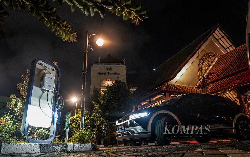 Kendaraan listrik yang digunakan tim Jelajah Energi dan Vakansi saat hendak mengisi bahan bakal di SPKLU Hotel Santika Cirebon, Kota Cirebon, Jawa Barat, Senin (5/9/2022). KOMPAS/RONY ARIYANTO NUGROHO 25-9-2022
