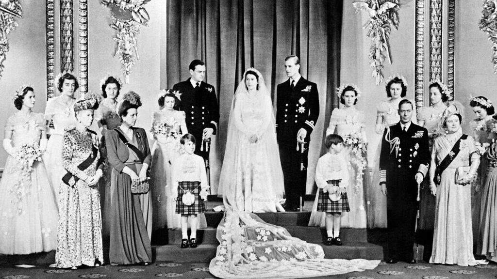 Dalam foto file ini diambil pada tanggal 20 November 1947, Anggota keluarga Kerajaan Inggris dan para tamu berpose di sekitar Putri Elizabeth (calon Ratu Elizabeth II) dan Philip, Duke of Edinburgh (calon Pangeran Philip) di Ruang Takhta di Istana Buckingham pada hari pernikahan mereka 20 November 1947.