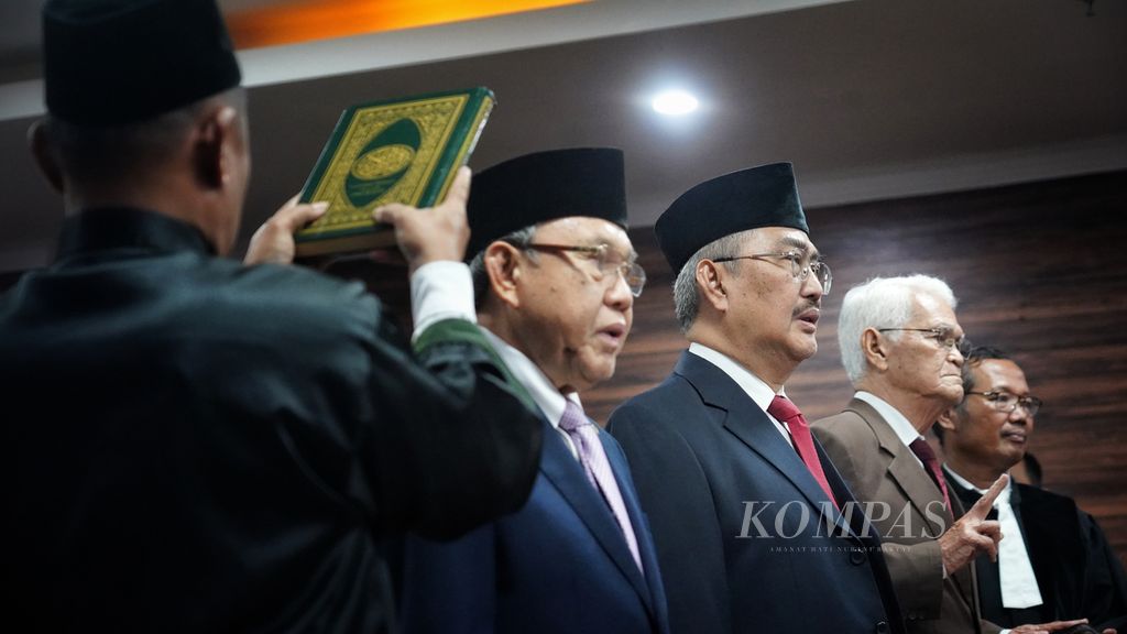 Tiga anggota Majelis Kehormatan Mahkamah Konstitusi (MKMK), Wahiduddin Adams, Jimly Asshiddiqie, dan Bintan R Saragih (dari kiri ke kanan), dalam pelantikan MKMK di Gedung 2 Mahkamah Konstitusi, Jakarta, Selasa (24/10/2023). 