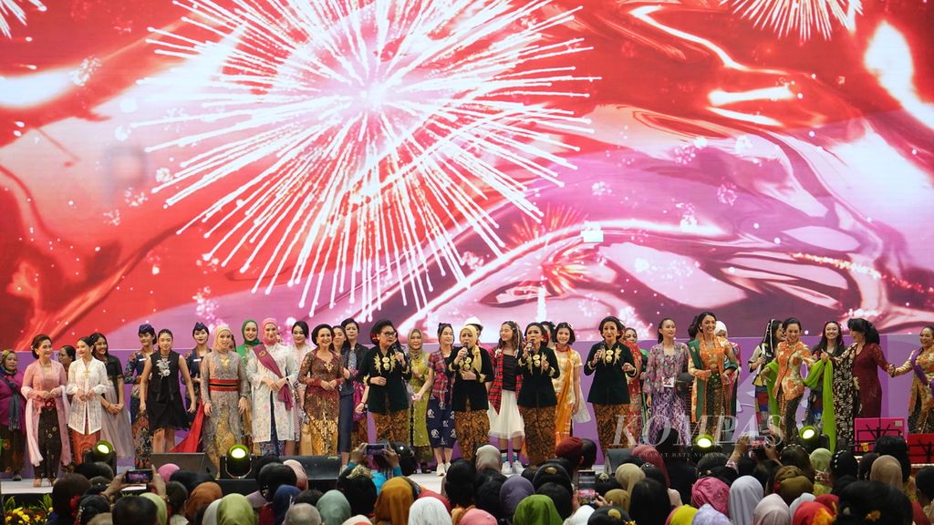 Perayaan Hari Kebaya Nasional yang pertama kali diperingati dengan tema ”Lestarikan Budaya dengan Bangga Berkebaya” di Istora Senayan, Jakarta, Rabu (24/7/2024). 