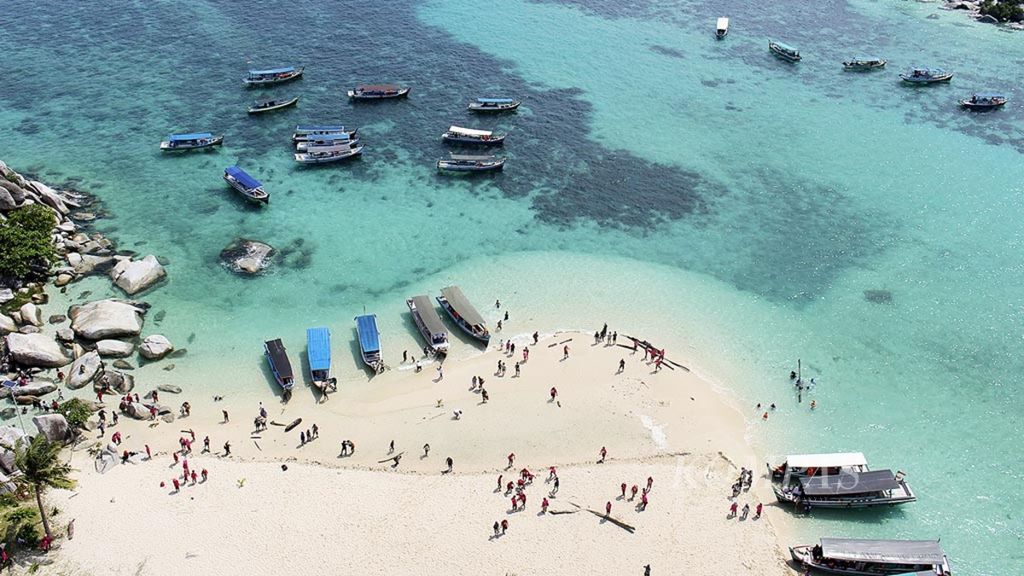 Sejumlah wisatawan berlabuh di Pulau Lengkuas, Belitung, Provinsi Kepulauan Bangka Belitung, Sabtu (17/12/2016).  
