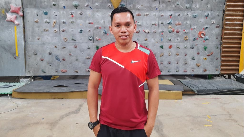 Pelatih tim panjat tebing Indonesia, Hendra Basir, berpose seusai memberi arahan pada para atlet nomor <i>speed</i> (adu cepat) di Stadion Wibawa Mukti, Cikarang, Jawa Barat, Kamis (12/1/2023). 