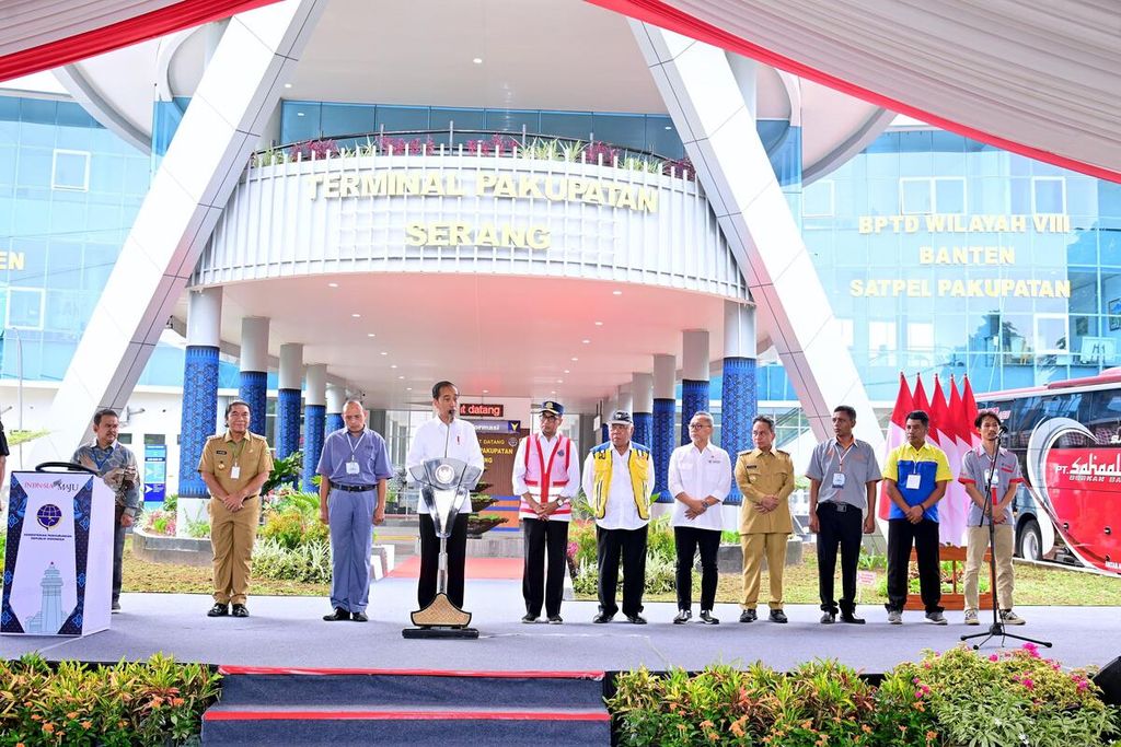 Presiden Joko Widodo meresmikan Terminal Pakupatan Tipe A yang terletak di Kota Serang, Provinsi Banten, pada Senin (8/1/2024).
