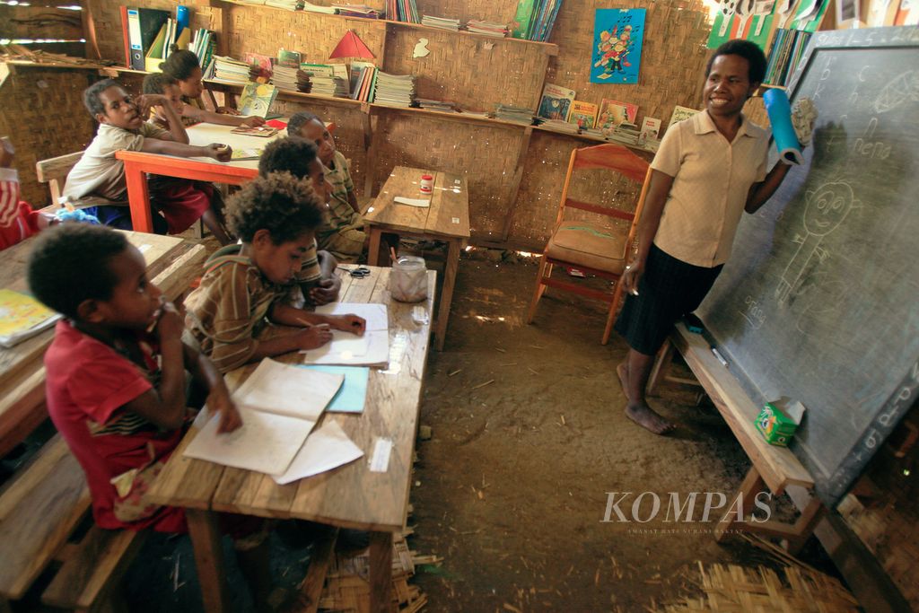 Ance Asso mengajar pengenalan huruf dan gambar di TK dan SD Wiaima di Distrik Asolokobal, Kabupaten Jayawijaya, Papua, Selasa (1/5/2012).