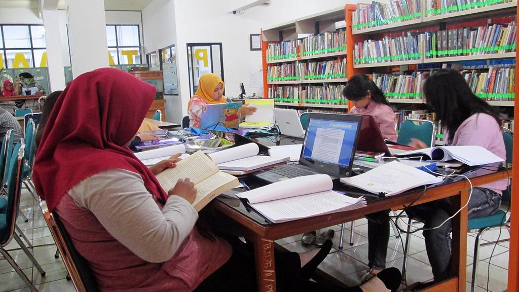 Suasana di perpustakaan Universitas Pembangunan Nasional Veteran Jakarta dipenuhi dengan mahasiswa yang mengerjakan skripsi, Selasa (25/4). Mereka mencari buku referensi yang dibutuhkan untuk menyusun skripsi sebagai daftar pustaka. 