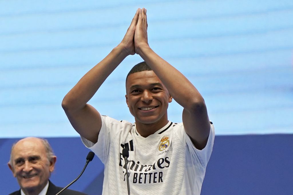 Kylian Mbappe, penyerang baru Real Madrid, diperkenalkan kepada puluhan ribu suporter klub itu di Stadion Santiago Bernabeu, Madrid, Spanyol, 16 Juli 2024.