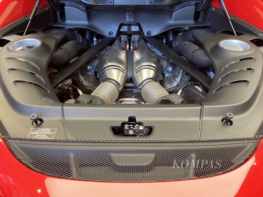 Ruang mesin Ferrari 296 GTB yang berisi mesin V6 berkapasitas 3.0 liter (2.992 cc).