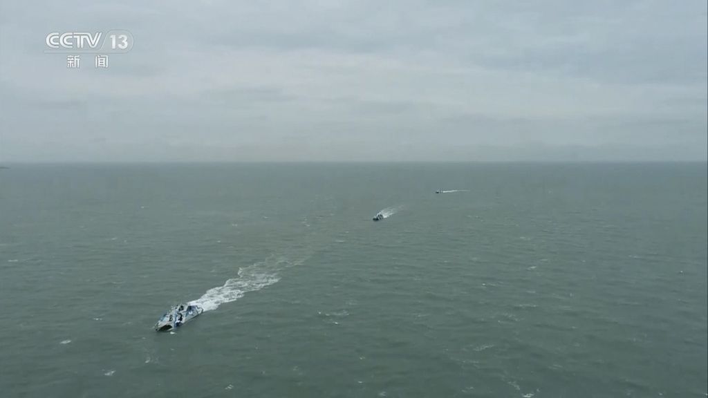 Dalam foto yang diambil dari video tayangan televisi pemerintah China, CCTV, Sabtu (8/4/2023), terlihat kapal-kapal China berlayar di Selat Taiwan. 