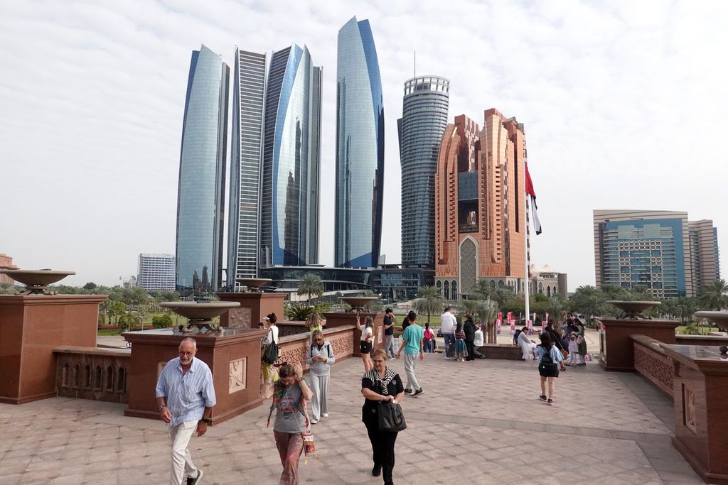Perkembangan pesat di kota Abu Dhabi yang menjadi pusat pemerintahan Uni Emirat Arab tampak dari kehadiran gedung-gedung yang menjulang tinggi sebagai pusat aktivitas bisnis, Senin (5/2/2024). 