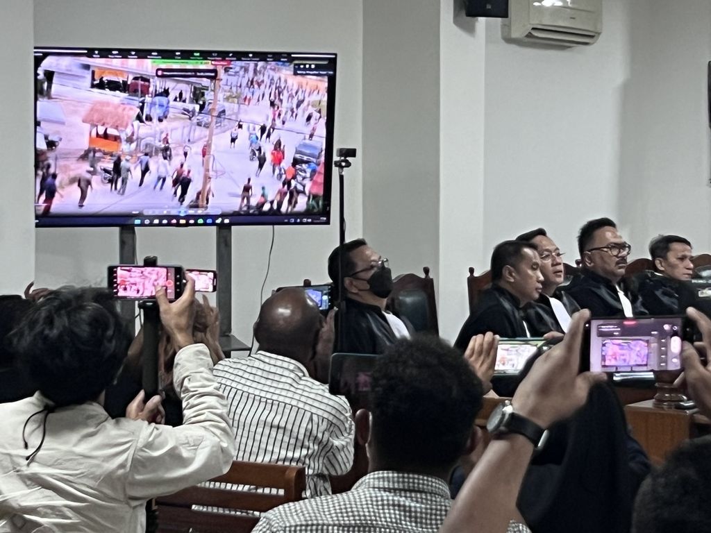 Bukti rekaman video aksi unjuk rasa warga di Makoramil 1705-02 Enarotali diputar dalam sidang dugaan pelanggaran HAM berat Paniai, di Pengadilan Negeri Makassar, Sulsel, Rabu (28/9/2022).