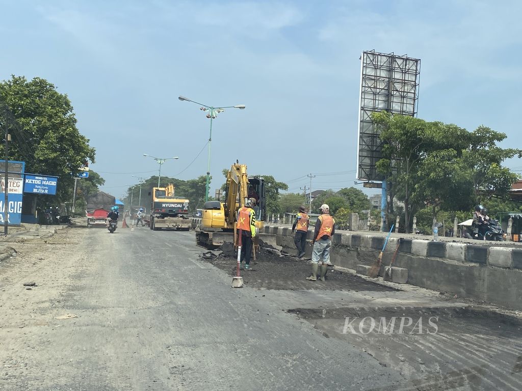 Petugas menambal sejumlah jalan berlubang akibat banjir di Desa Karanganyar, Kecamatan Karanganyar, Jawa Tengah, Senin (25/3/2024). 