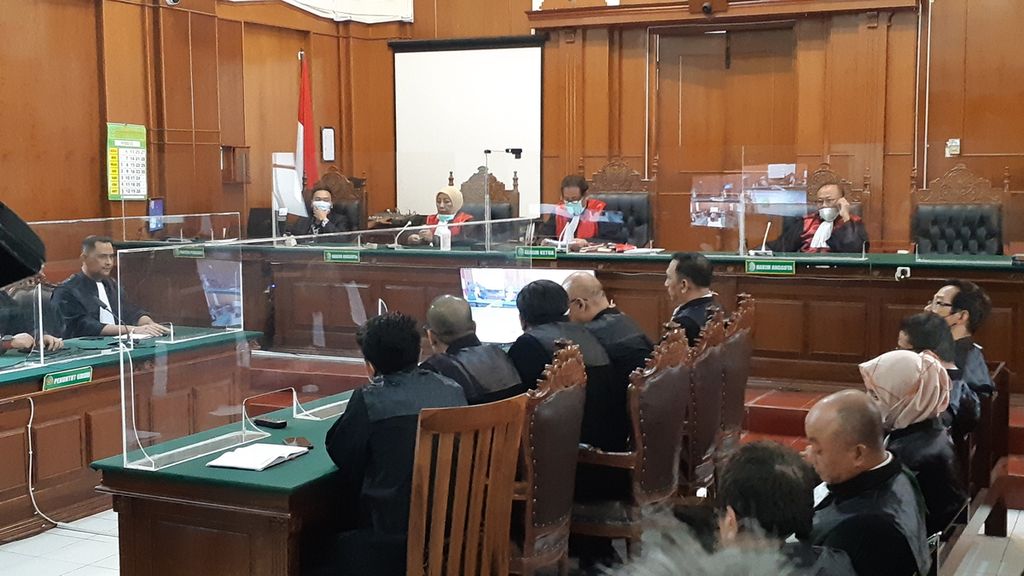 Mochammad Subchi Azal Tsani, terdakwa kasus pencabulan dan pemerkosaan terhadap santri di pesantren Asshiddiqiyah Jombang saat sidang putusan di PN Surabaya, Kamis (17/11/2022) 