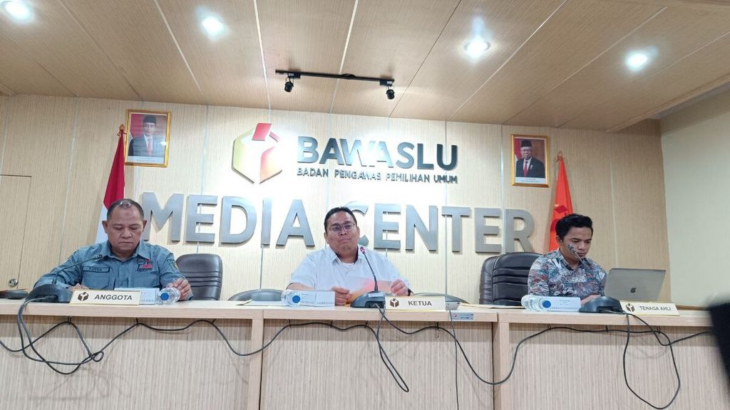 Ketua Badan Pengawas Pemilu Rahmat Bagja (dua dari kanan) didampingi anggota Bawaslu, Totok Hariyono, menggelar konferensi pers tentang Pemetaan TPS Rawan dan Strategi Pencegahan Jelang Pemungutan Suara, di Media Centre Bawaslu, Minggu (11/2/2024).
