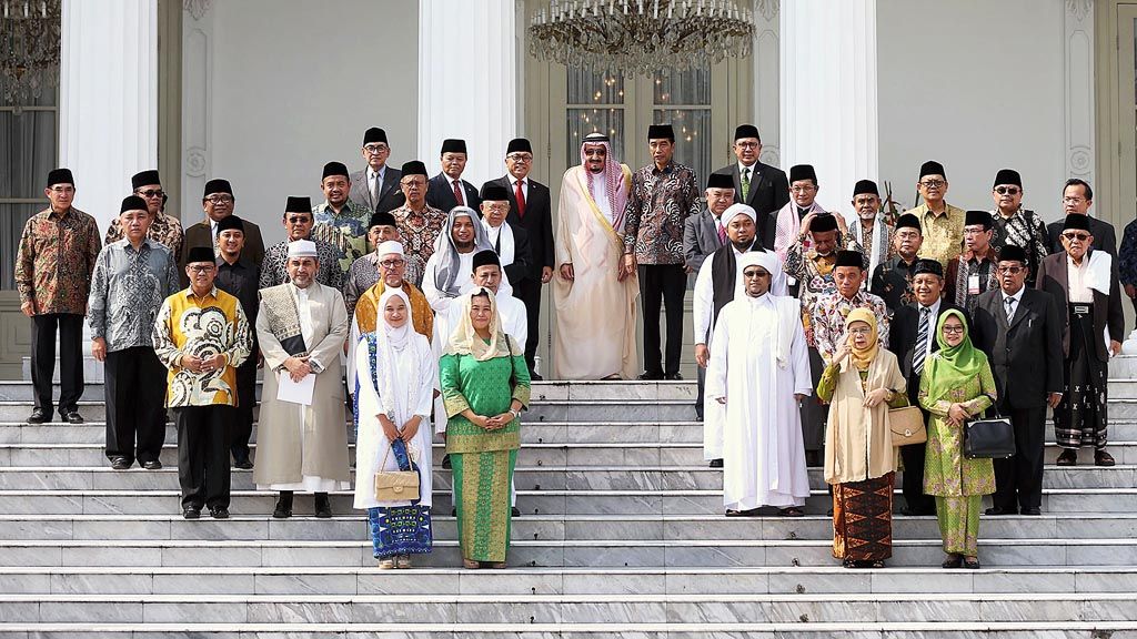 Presiden Joko Widodo (atas kedua kanan) dan Raja Kerajaan Arab Saudi Raja Salman bin Addulazis Al-Saud (atas ketiga kanan) foto bersama sejumlah Tokoh Islam Indonesia usai mengadakan pertemuan di Istana Merdeka Jakarta, Kamis (2/3). Sejumlah tokoh Islam itu menyampaikan harapan Islam yang damai di mata dunia kepada Raja Salman.