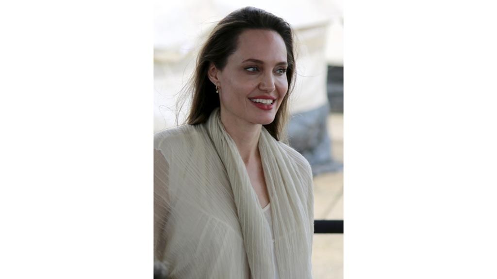 Angelina Jolie, aktris dan pegiat kemanusiaan asal Amerika Serikat, adalah salah satu acuan gaya mode kemewahan senyap (<i>quiet luxury</i>). 