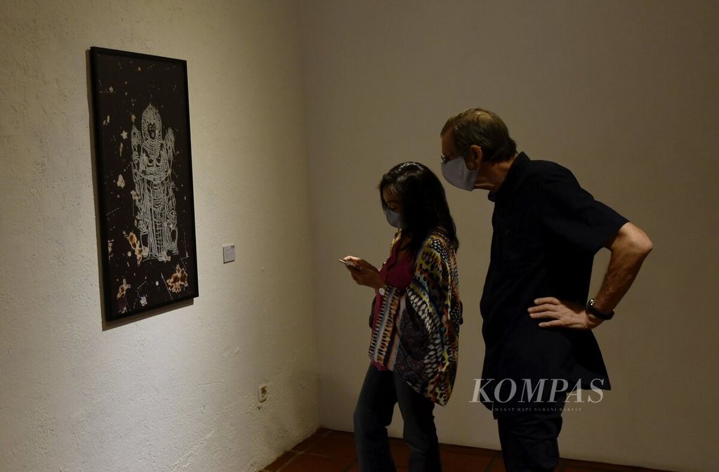 Pengunjung menikmati karya perupa Indah Arsyad berjudul <i>Ratu</i> dalam pameran bertajuk Ocean Whispers di Cemara 6 Galeri, Jakarta, Selasa (11/4/2023).  