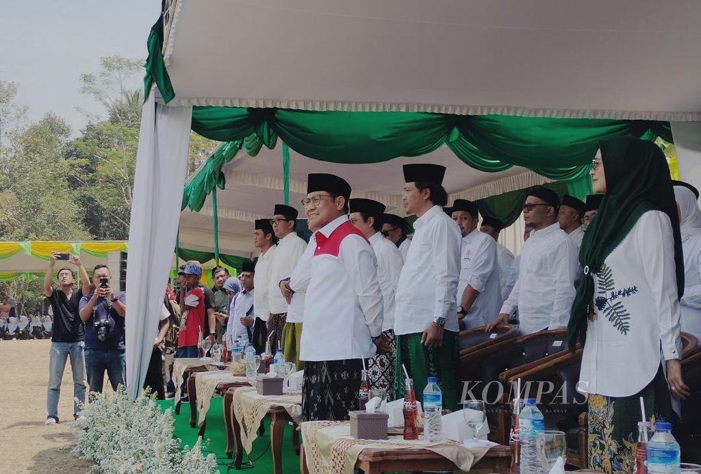 Bakal calon wakil presiden dari Koalisi Perubahan, Muhaimin Iskandar, pada acara apel Hari Santri Nasional di Lapangan Butuh, Kecamatan Tegalrejo, Kabupaten Magelang, Jawa Tengah, Minggu (22/10/2023).