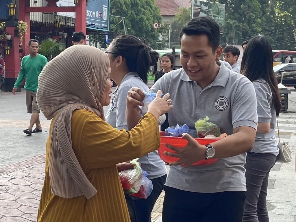  Anggota Persaudaraan Muda-mudi Vihara Dhanagun Bogor (PMVDB) membagikan takjil kepada masyarakat yang melintas di depan Vihara Dhanagun, Jalan Suryakencana, Kota Bogor, Minggu (9/4/2023).