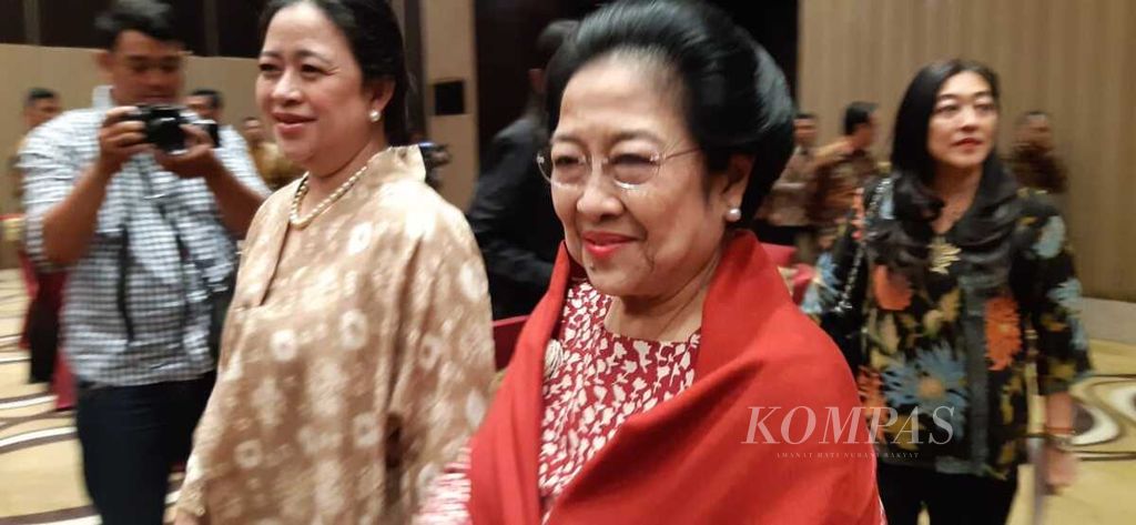 Presiden ke-5 RI yang juga Ketua Umum PDI-P Megawati Soekarnoputri bersama putrinya, Puan Maharani, di Semarang, Kamis (13/2/2020).