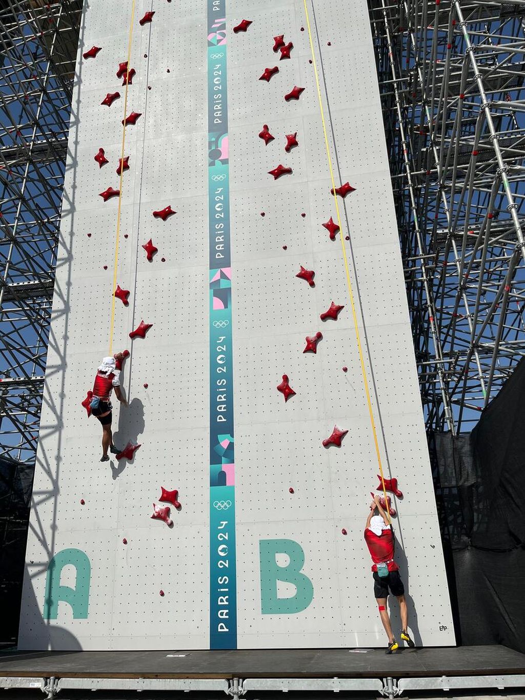 Atlet panjang tebing Indonesia nomor <i>speed </i>putra, Veddriq Leonardo dan Rahmad Adi Mulyono, berlatih di <i>wall </i>khusus latihan di Le Bourget Climbing Arena, Saint-Dennis, Paris, Perancis, Rabu (31/7/2024). 