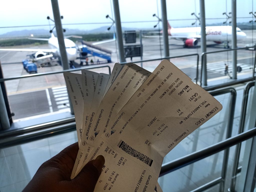 Tiket calon penumpang pesawat siap didata oleh petugas Bandara Internasional Soekarno-Hatta di Tangerang, Banten, Jumat (27/9/2019). Pemerintah berharap agar harga tiket pesawat dapat terjangkau masyarakat,