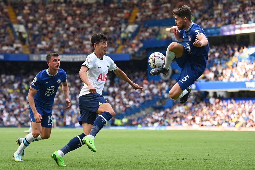 Gelandang Chelsea Jorginho (kanan) mengontrol bola saat dibayangi penyerang Tottenham Hotspur Son Heung-Min dalam pekan kedua Liga Inggris di Stadion Stamford Bridge, London, Senin (15/8/2022) dini hari. Laga berakhir dengan skor 2-2.