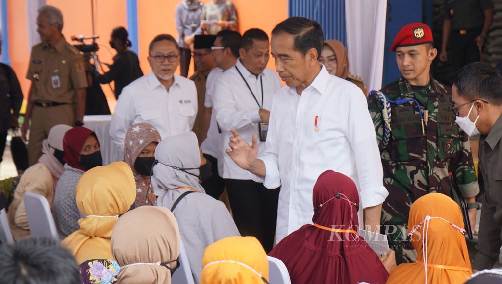 Presiden Joko Widodo menyapa warga yang menerima bantuan pangan pemerintah di Gudang Perum Bulog Cabang Ngabeyan, di Kabupaten Sukoharjo, Jawa Tengah, Senin (10/4/2023).