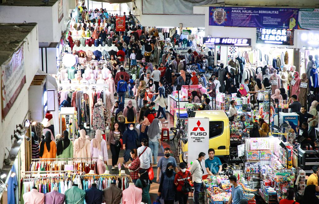 Masyarakat berbelanja di Blok B Pasar Tanah Abang, Jakarta Pusat, Rabu (20/4/2022). Pelonggaran mobilitas masyarakat oleh pemerintah pada tahun ini disambut baik oleh masyarakat. Pencairan tunjangan hari raya (THR) bagi aparatur negara juga memicu peningkatan belanja masyarakat jelang Lebaran.