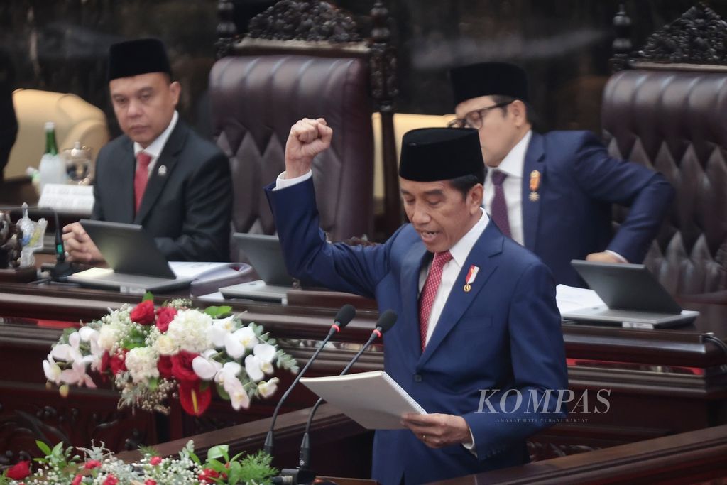 Presiden Joko Widodo menghadiri Sidang Paripurna DPR di Kompleks Parlemen, Senayan, Jakarta, Rabu (16/8/2023). Presiden menyampaikan Pidato Kenegaraan dalam rangka penyampaian Rancangan Undang-Undang tentang Anggaran Pendapatan Belanja Negara tahun anggaran 2024 disertai nota keuangan dan pendukungnya. 