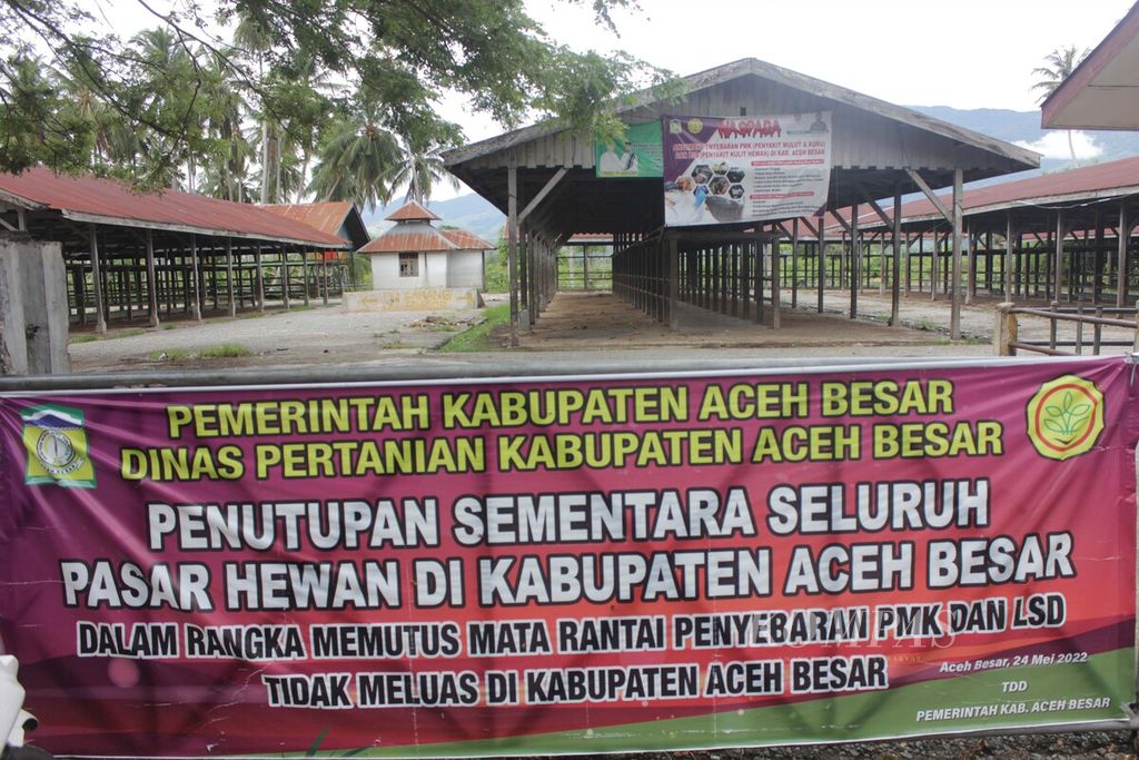 Spanduk pengumuman penutupan Pasar Hewan Sibreh di Kecamatakan Suka Makmur, Kabupaten Aceh Besar, Provinsi Aceh, Rabu (15/6/2022).