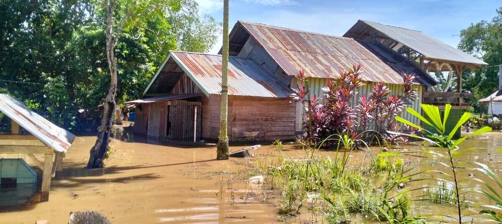 Kondisi perkampungan warga yang terdampak banjir di Kecamatan Polinggona, Kolaka, Sulawesi Tenggara, Selasa (4/7/2023). Ribuan warga terdampak bencana banjir dan longsor yang menerjang empat kecamatan di wilayah ini.