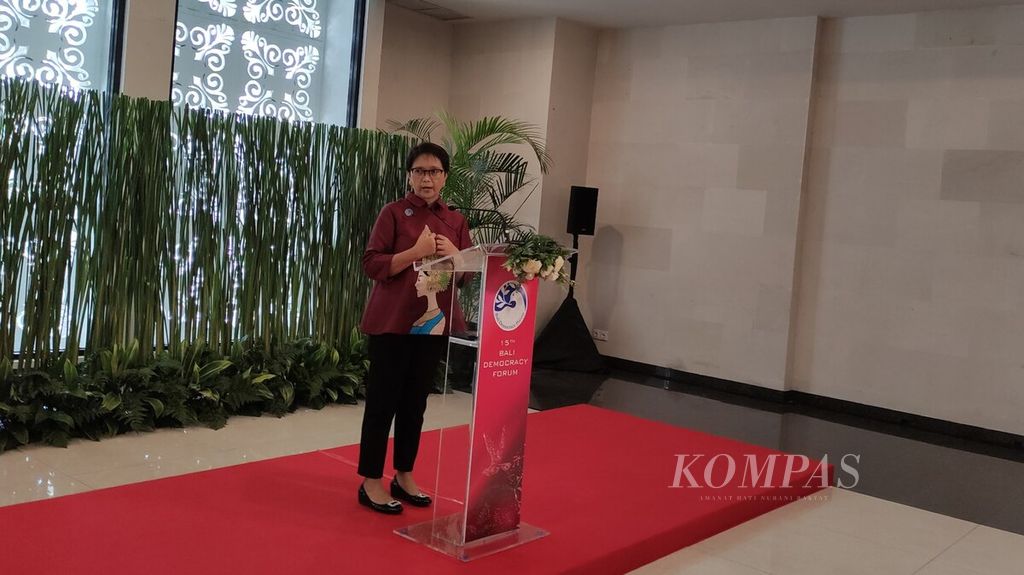Menteri Luar Negeri Retno Lestari Priansari Marsudi dalam konferensi pers serangkaian pertemuan Bali Democracy Forum ke-15 di Nusa Dua, Badung, Bali, Kamis (8/12/2022). 